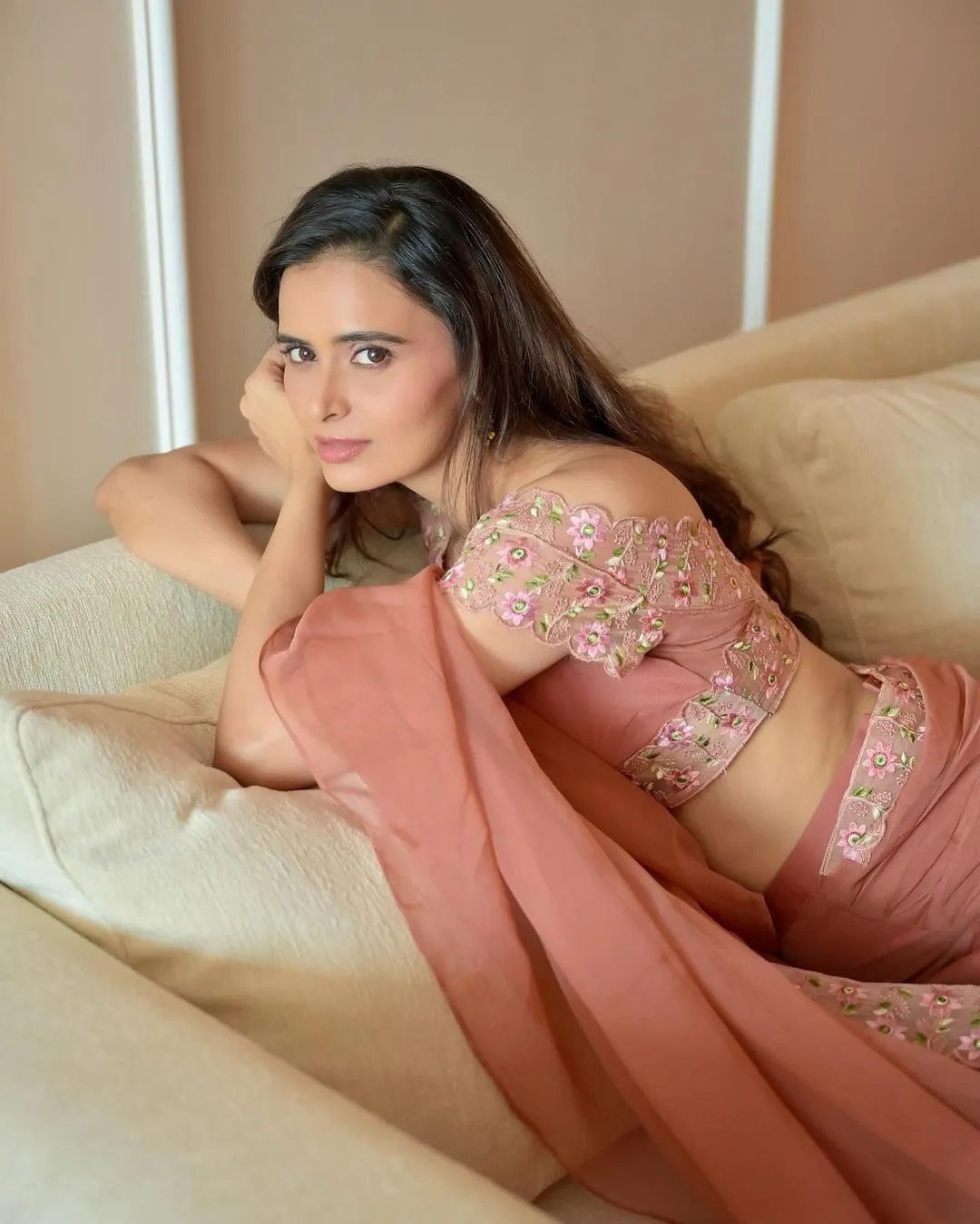 SOUTH INDIAN ACTRESS MEENAKSHI DIXIT IN PINK SAREE 3